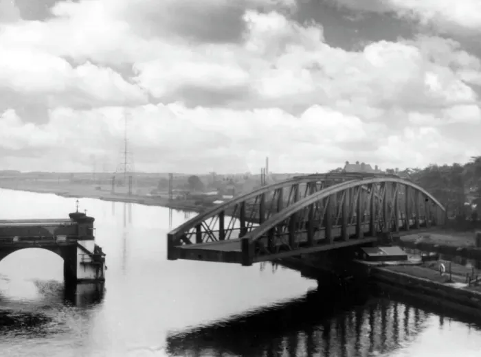 Gerahmter Druck : Bartons Schwunghangbrücke Gerahmter Druck : Bartons Schwunghangbrücke