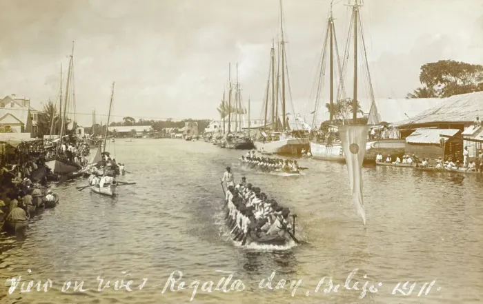 Gerahmter Druck : Belize - Regatta am Fluss Gerahmter Druck : Belize - Regatta am Fluss