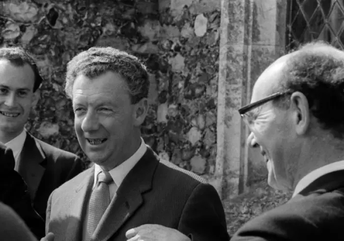 Gerahmter Druck : Benjamin Britten lacht