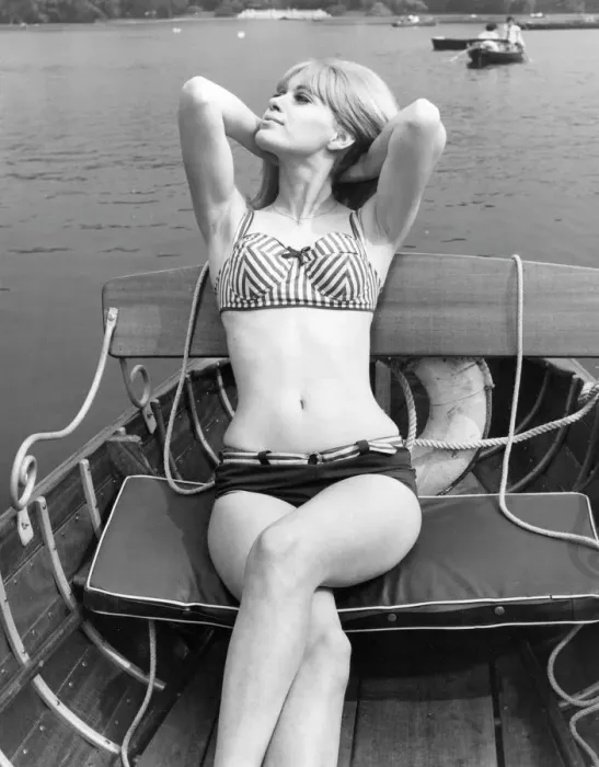 Gerahmter Druck : Blonde Badeanzug-Model Gerahmter Druck : Blonde Badeanzug-Model