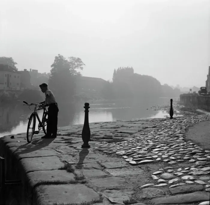 Gerahmter Druck : Junge und Fahrrad am Fluss Severn Gerahmter Druck : Junge und Fahrrad am Fluss Severn