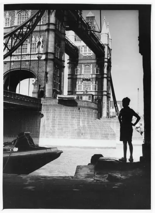 Gerahmter Druck : Junge und Tower Bridge Gerahmter Druck : Junge und Tower Bridge