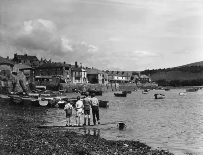 Gerahmter Druck : Jungen am Strand in Salcombe, Devon Gerahmter Druck : Jungen am Strand in Salcombe, Devon