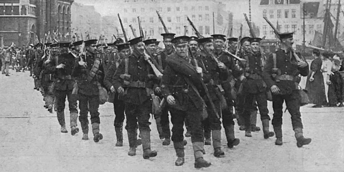 Gerahmter Druck : Britische Marinikommando aus der britischen Armee (Royal Marine) bei Ankunft im belgischen Oostende während des Ersten Weltkriegs Gerahmter Druck : Britische Marinikommando aus der britischen Armee (Royal Marine) bei Ankunft im belgischen Oostende während des Ersten Weltkriegs