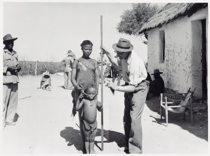 Gerahmter Druck : Buschmänner im Botswana Gerahmter Druck : Buschmänner im Botswana
