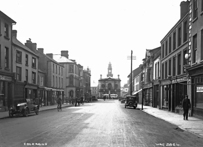 Gerahmter Druck : Coleraine - eine belebte Straßenszene mit Ladengeschäften Gerahmter Druck : Coleraine - eine belebte Straßenszene mit Ladengeschäften