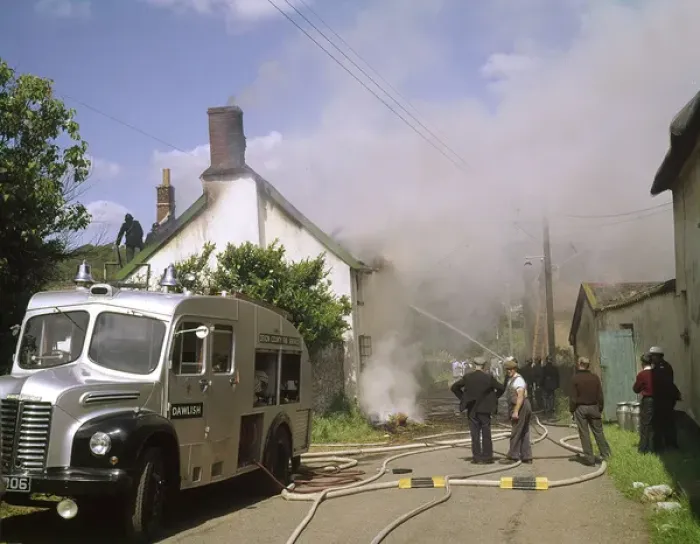Gerahmter Druck : Zuhause in Feuer steht, Exminster, Devon Gerahmter Druck : Zuhause in Feuer steht, Exminster, Devon