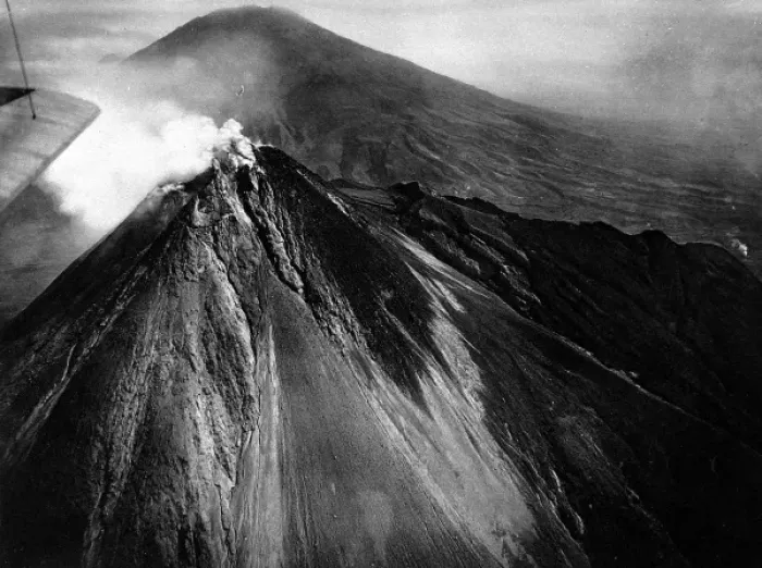 Gerahmter Druck : Der Krater von Merapi, Java