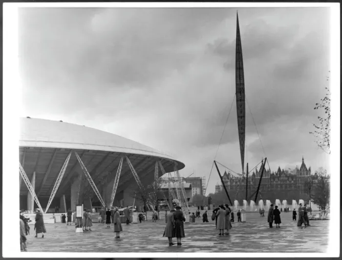 Gerahmter Druck : Dôme und Skylon 1951 Gerahmter Druck : Dôme und Skylon 1951