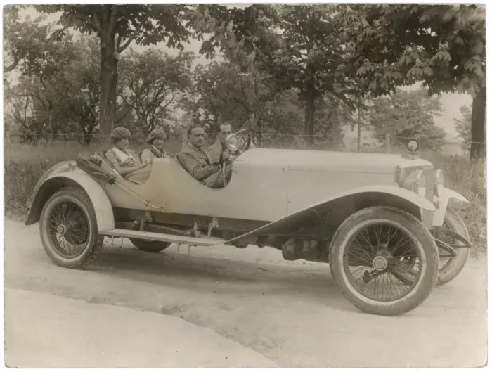 Gerahmter Druck : John Dryden im Auto C1928 Gerahmter Druck : John Dryden im Auto C1928