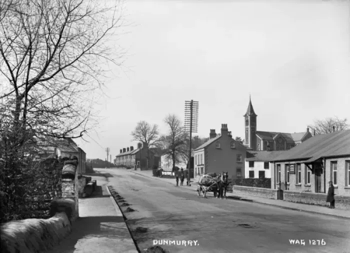 Gerahmter Druck : Dunmurry - eine Aussicht auf die Hauptstraße mit Menschen und Pferdewagen Gerahmter Druck : Dunmurry - eine Aussicht auf die Hauptstraße mit Menschen und Pferdewagen