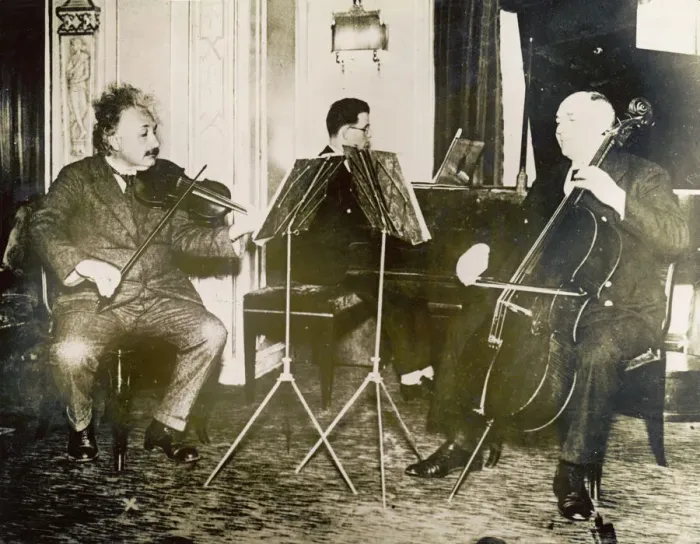 Gerahmter Druck : Albert Einstein spielt Geige Gerahmter Druck : Albert Einstein spielt Geige