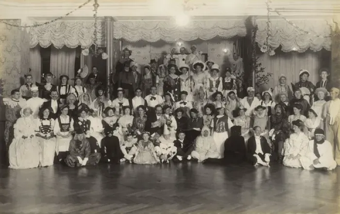 Gerahmter Druck : Ball in fancy dress im Hotel du Parc, Villars über Ollon Gerahmter Druck : Ball in fancy dress im Hotel du Parc, Villars über Ollon