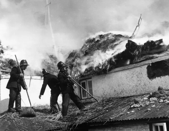 Gerahmter Druck : Feuerwehrleute im Einsatz, Exminster, Devon