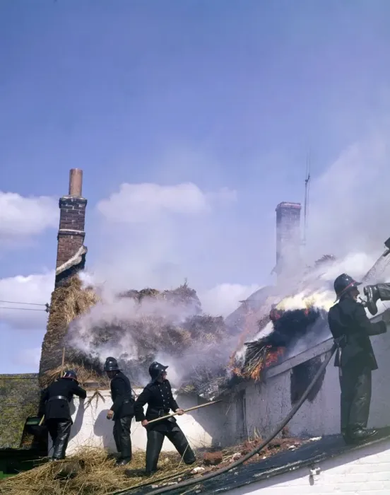 Gerahmter Druck : Feuerwehrleute im Einsatz, Exminster, Devon Gerahmter Druck : Feuerwehrleute im Einsatz, Exminster, Devon