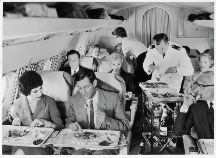 Gerahmter Druck : Essen auf einem Flug Gerahmter Druck : Essen auf einem Flug