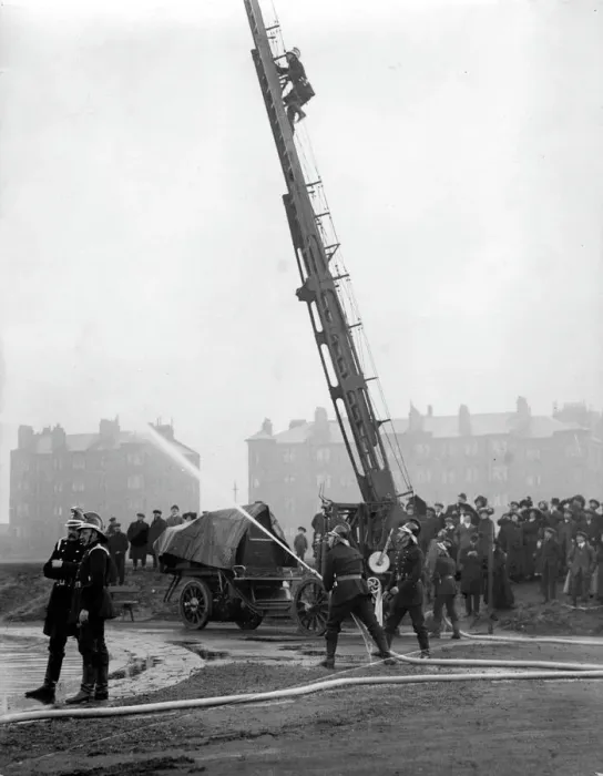Gerahmter Druck : Zwischenräumige Feuerwehrübungsstreckenwettbewerb Glasgow, Schottland Gerahmter Druck : Zwischenräumige Feuerwehrübungsstreckenwettbewerb Glasgow, Schottland