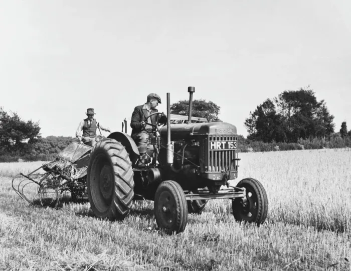 Gerahmter Druck : Ernte mit Traktor Gerahmter Druck : Ernte mit Traktor