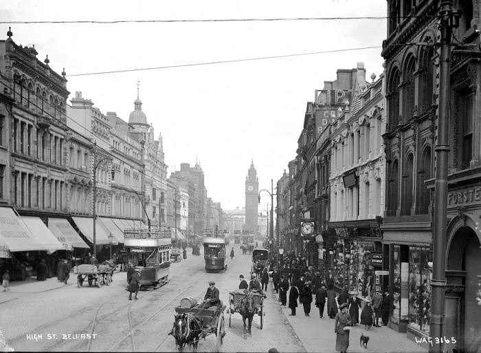 Gerahmter Druck : Hochstraße Belfast Gerahmter Druck : Hochstraße Belfast