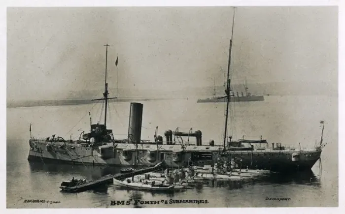 Gerahmter Druck : HMS Forth im Hafen von Devonport mit U-Booten Gerahmter Druck : HMS Forth im Hafen von Devonport mit U-Booten