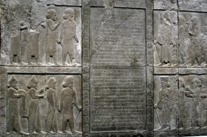 Gerahmter Druck : Iran, Persepolis, Palast von Dareios I., Reliefs und Keilinschriften Gerahmter Druck : Iran, Persepolis, Palast von Dareios I., Reliefs und Keilinschriften