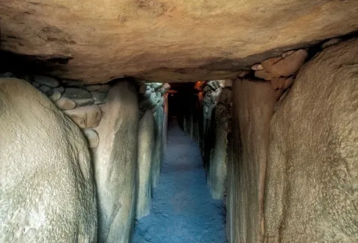 Gerahmter Druck : IRELAND, Newgrange, Megalithische Grabmal, Zugang zur Hauptkammer Gerahmter Druck : IRELAND, Newgrange, Megalithische Grabmal, Zugang zur Hauptkammer
