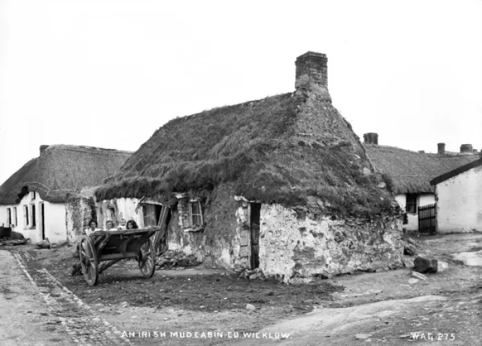Gerahmter Druck : Ein irischer Muddachthaus in County Wicklow Gerahmter Druck : Ein irischer Muddachthaus in County Wicklow
