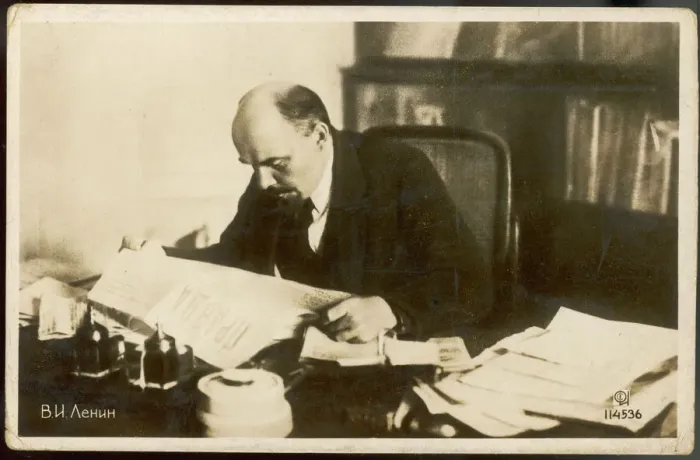 Gerahmter Druck : LENIN LIEST PRAVDA Gerahmter Druck : LENIN LIEST PRAVDA