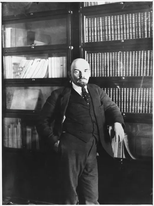 Gerahmter Druck : Lenin im Studium Gerahmter Druck : Lenin im Studium