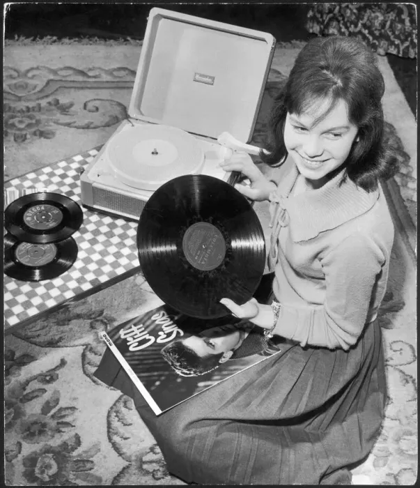 Gerahmter Druck : Zuhören von Schallplatten Gerahmter Druck : Zuhören von Schallplatten