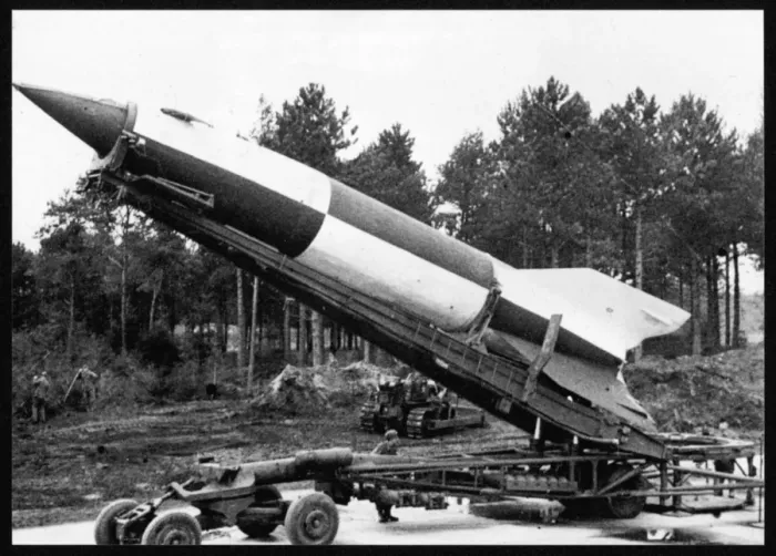 Gerahmter Druck : Laden einer V2-Rakete