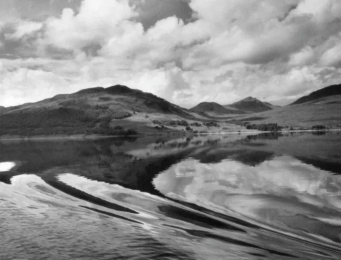 Gerahmter Druck : Loch Katrin oder Loch Katerin, auch bekannt als Catriona's Loch und im schottischen Gaelisch „Càrn Eilean Ìm“, ist ein See in Schottland. Es liegt auf der Isle of Skye an dem Fluss Torridon am Fuß des Ben More Gipfels Gerahmter Druck : Loch Katrin oder Loch Katerin, auch bekannt als Catriona's Loch und im schottischen Gaelisch „Càrn Eilean Ìm“, ist ein See in Schottland. Es liegt auf der Isle of Skye an dem Fluss Torridon am Fuß des Ben More Gipfels