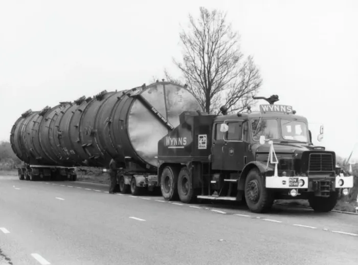 Gerahmter Druck : Lastwagen im Stau