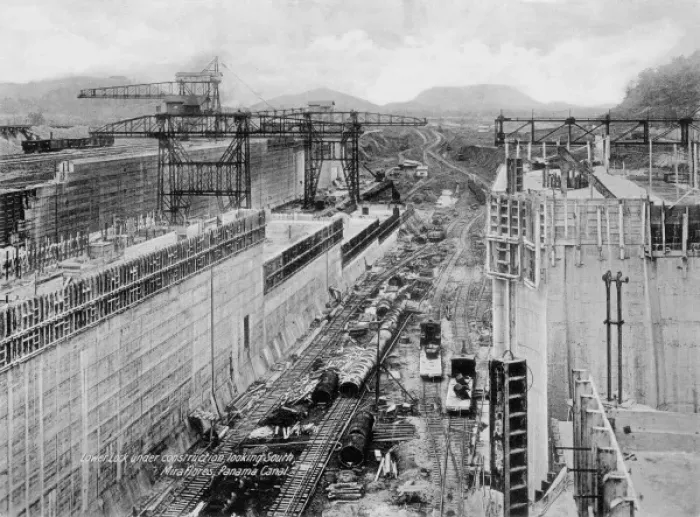 Gerahmter Druck : Unter dem Schlüssel wird gebaut Gerahmter Druck : Unter dem Schlüssel wird gebaut