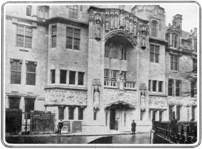 Gerahmter Druck : Eingang des Middlesex Guildhalls Gerahmter Druck : Eingang des Middlesex Guildhalls
