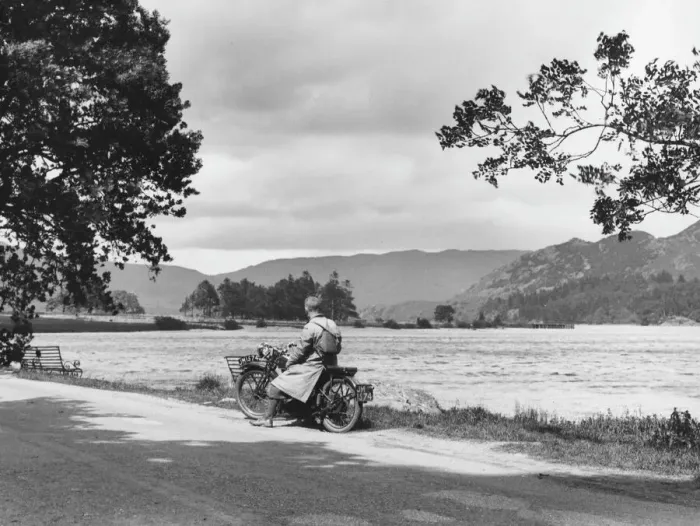 Gerahmter Druck : Motorrad am Ullswater Gerahmter Druck : Motorrad am Ullswater
