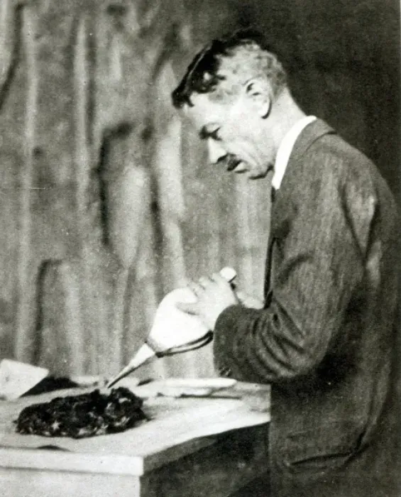 Gerahmter Druck : Mr Mace. Der Fotograf zeigt Herrn Mace, dem stellvertretenden Kuratoren Gerahmter Druck : Mr Mace. Der Fotograf zeigt Herrn Mace, dem stellvertretenden Kuratoren