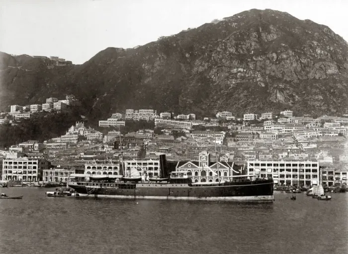 Gerahmter Druck : Der Hafen und der Peak in Hongkong um das Jahr 1900 Datum: ca. 1900 Gerahmter Druck : Der Hafen und der Peak in Hongkong um das Jahr 1900 Datum: ca. 1900