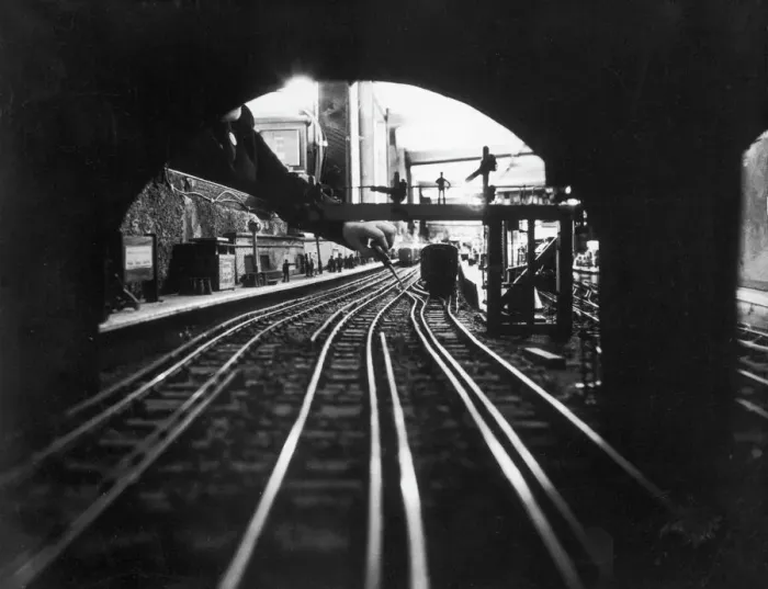 Gerahmter Druck : Ölen eines Modellbahnsystems Gerahmter Druck : Ölen eines Modellbahnsystems