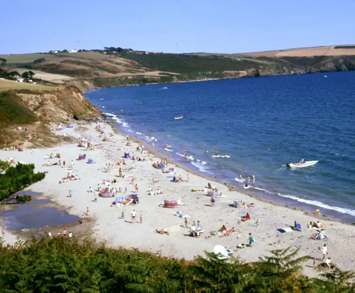 Gerahmter Druck : Strand von Pendover mit Urlaubern in Cornwall Gerahmter Druck : Strand von Pendover mit Urlaubern in Cornwall
