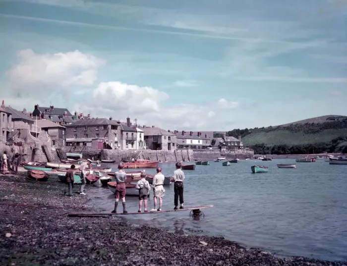 Gerahmter Druck : Menschen am Strand in Salcombe, Devon Gerahmter Druck : Menschen am Strand in Salcombe, Devon