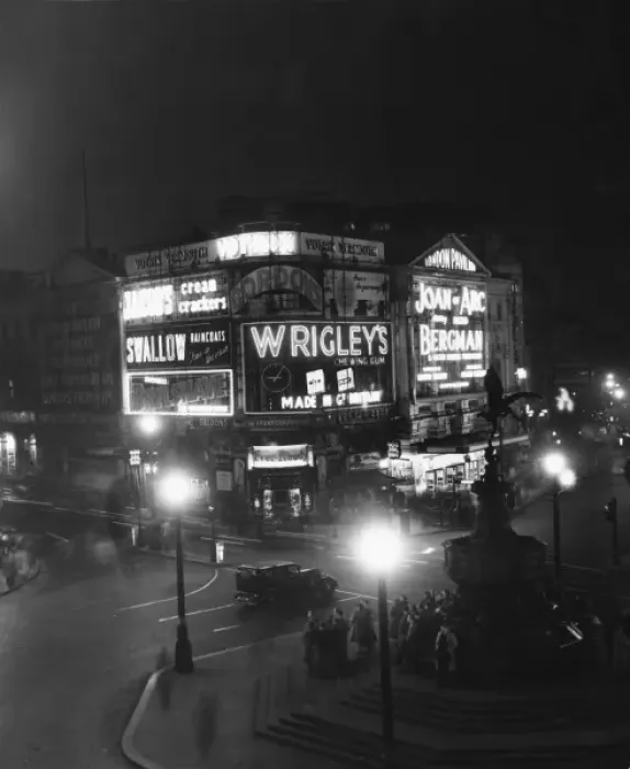 Gerahmter Druck : Piccadilly-Circus am Abend