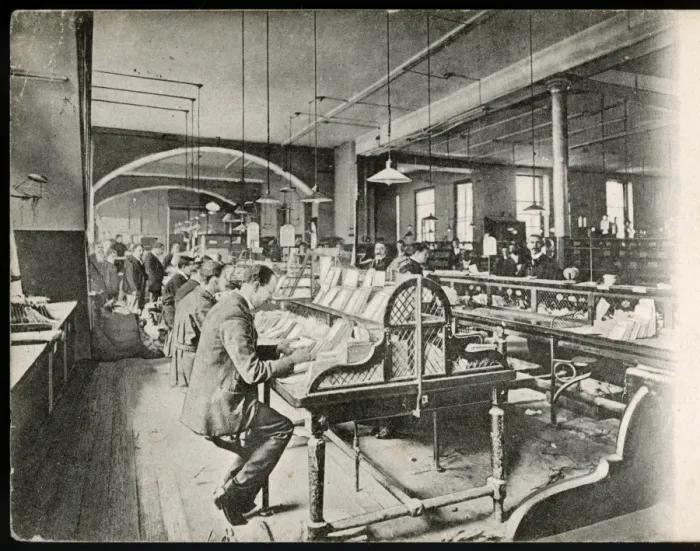 Gerahmter Druck : Briefträger Sortierung 1904 Gerahmter Druck : Briefträger Sortierung 1904
