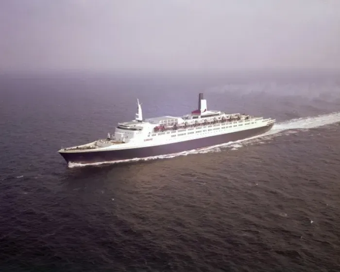 Gerahmter Druck : THE QE2. Die HMS Queen Elizabeth II (QEII), Königsklasse-Linienschiff der Royal Navy Gerahmter Druck : THE QE2. Die HMS Queen Elizabeth II (QEII), Königsklasse-Linienschiff der Royal Navy