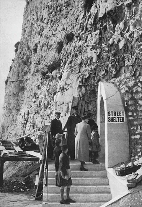 Gerahmter Druck : Die Ramsgater Tunnel als Luftschutzräume im Zweiten Weltkrieg Gerahmter Druck : Die Ramsgater Tunnel als Luftschutzräume im Zweiten Weltkrieg