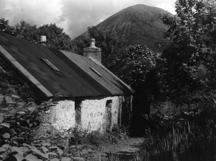 Gerahmter Druck : Ferner schottischer Cottage Gerahmter Druck : Ferner schottischer Cottage