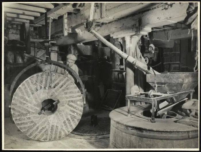 Gerahmter Druck : Entfernen von Stein am Mühle Gerahmter Druck : Entfernen von Stein am Mühle
