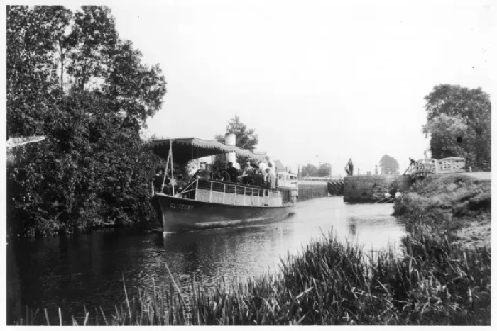 Gerahmter Druck : Der Flussschiff. Gerahmter Druck : Der Flussschiff.