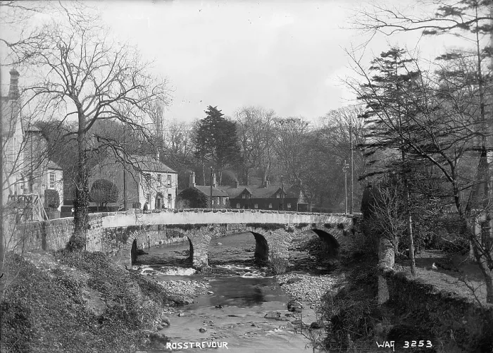 Gerahmter Druck : Rostrevor. Ein Blick auf den Steinbogenbrücke über die Fluss nahe dem Märchenwald Gerahmter Druck : Rostrevor. Ein Blick auf den Steinbogenbrücke über die Fluss nahe dem Märchenwald
