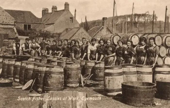 Gerahmter Druck : Schottische Fischweiber am Arbeitsplatz in Eyemouth Gerahmter Druck : Schottische Fischweiber am Arbeitsplatz in Eyemouth